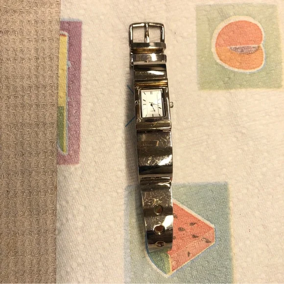 Metropolitan Museum quarts watch stainless steel. needs a new battery